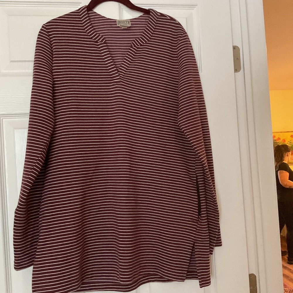 Duluth Trading V-Neck Burgundy Striped Tunic w/pockets.  Medium